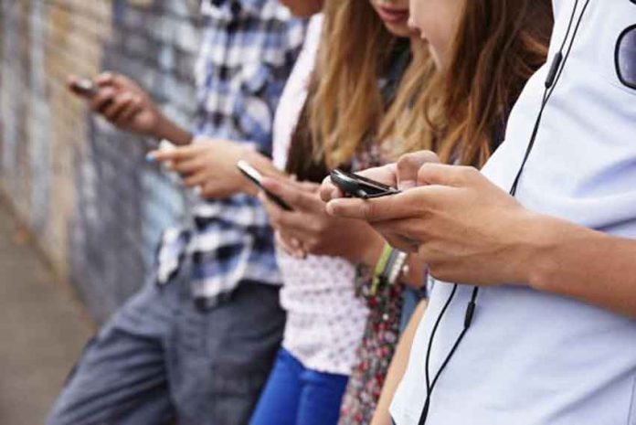 young people and smartphones