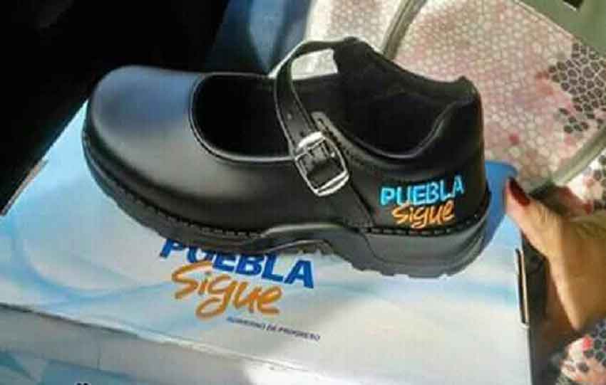 For Puebla students, free shoes—with government slogan