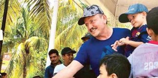 Farías received a celebrity's welcome after his return to Tepalcatepec yesterday.