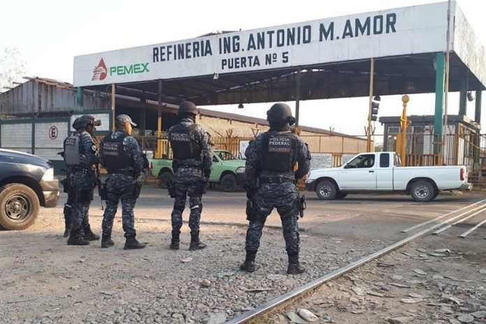 Federal Police at the refinery in Salamanca.
