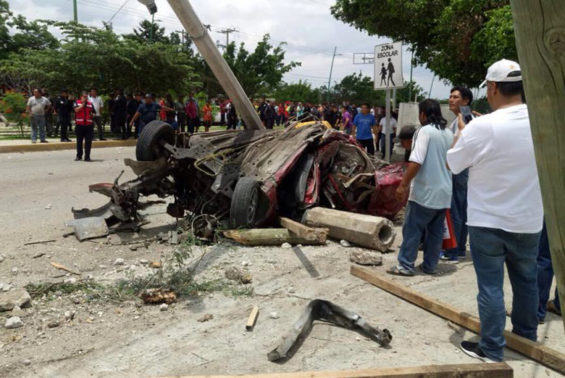 Mangled wreckage in Tuxtla Gutiérrez.