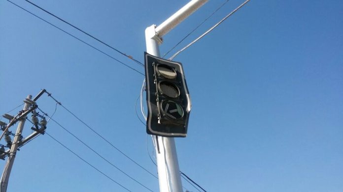 A traffic light in Torreón, Coahuila, melts in the heat.