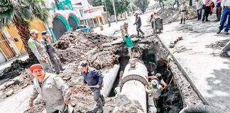 Workers repair the leak that has affected thousands of households in Iztapalapa.