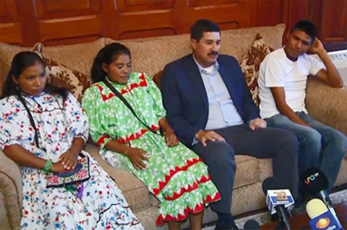 Juana, Lorena and Mario Hernández meet with Governor Corral.