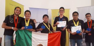 Medal-winning robotics students from IPN.