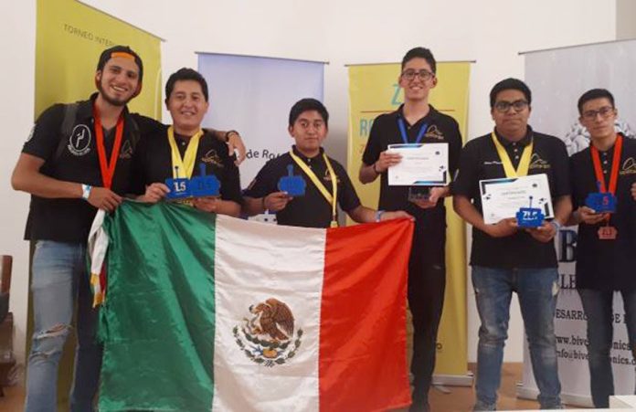 Medal-winning robotics students from IPN.
