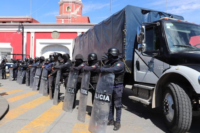 State police stand guard outside police headquarters in Ciudad Serdán.