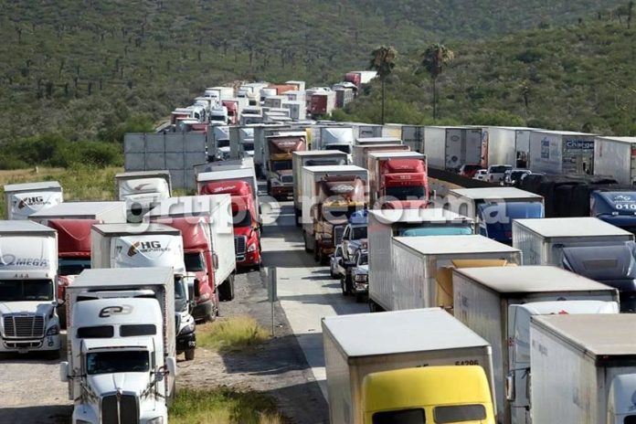 Traffic backed up this morning between Monterrey and Nuevo Laredo.