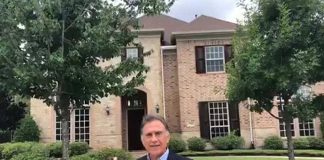 Governor Yunes in front of a house recovered by his government.