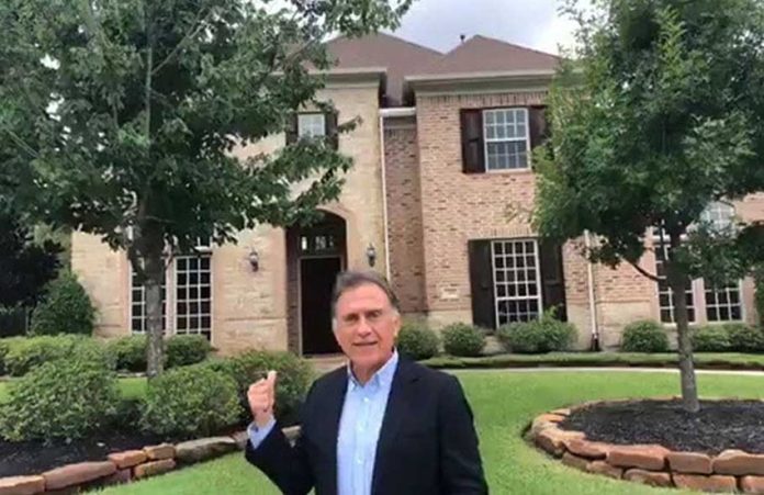 Governor Yunes in front of a house recovered by his government.