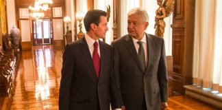 Peña Nieto and López Obrador today in the National Palace.