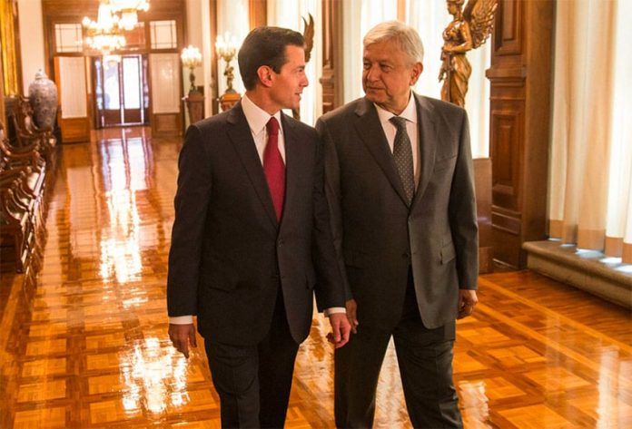 Peña Nieto and López Obrador today in the National Palace.