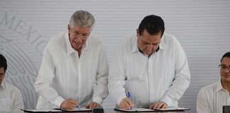 Ruiz Esparza, left, and Mendoza Davis sign agreement that will lay new fibre optic cable.