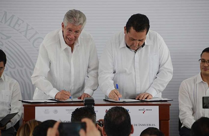 Ruiz Esparza, left, and Mendoza Davis sign agreement that will lay new fibre optic cable.