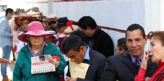 Supplicants line up outside AMLO's office in La Roma.