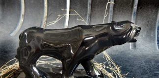 A sleek obsidian puma in the Navajas obsidian workshop.