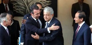 Ramírez, left, and López Obrador embrace after yesterday's meeting.