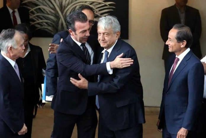 Ramírez, left, and López Obrador embrace after yesterday's meeting.