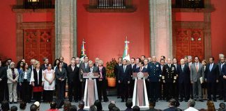 On the left, López Obrador and the incoming cabinet and on the right, Peña Nieto and the outgoing department heads.