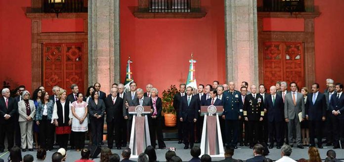 On the left, López Obrador and the incoming cabinet and on the right, Peña Nieto and the outgoing department heads.