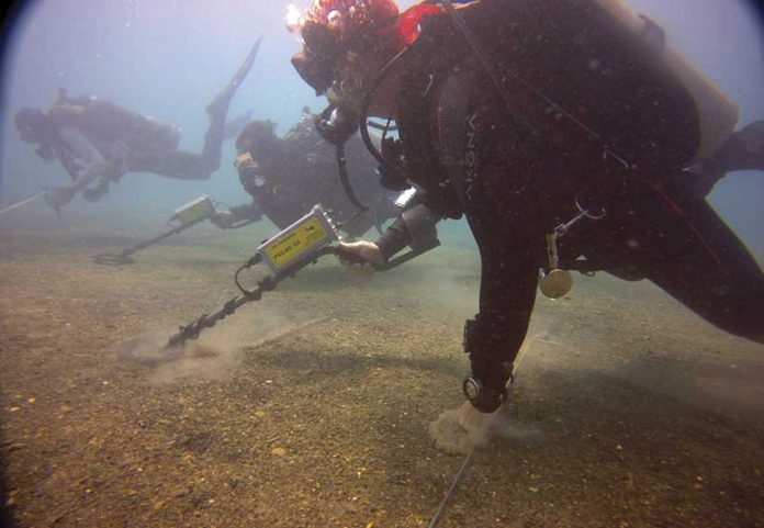 Divers search the sea bed for signs of Cortés's ships.