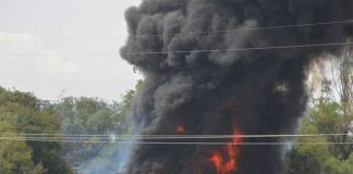 Black smoke fills the sky after the pipeline explosion in Querétaro.