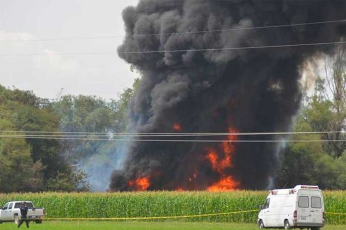 Black smoke fills the sky after the pipeline explosion in Querétaro.