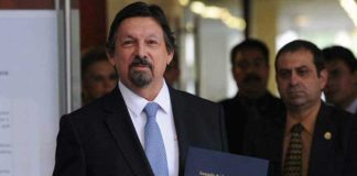 Gómez arrives at Mexico City airport, credentials in hand.