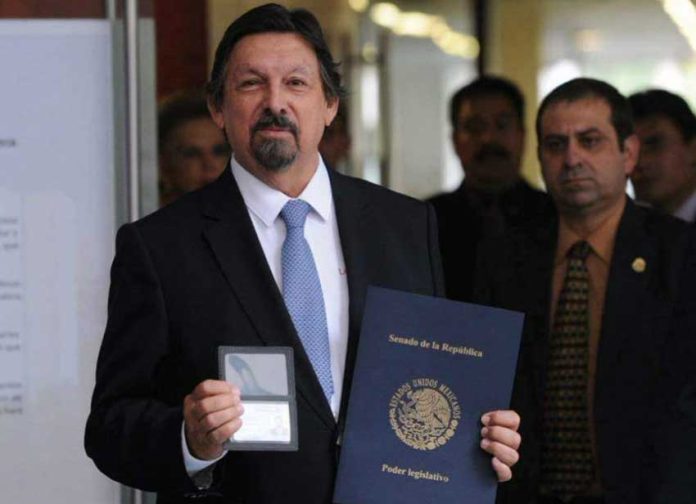 Gómez arrives at Mexico City airport, credentials in hand.