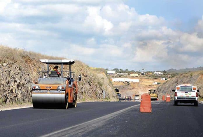 New asphalt is laid on the Durango-Mazatlán highway, an expensive one to maintain.