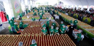 This is what a 1,417-meter-long line of hot dogs looks like.