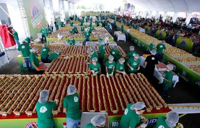 This is what a 1,417-meter-long line of hot dogs looks like.