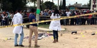 Investigators at the scene of yesterday's lynching in Hidalgo.