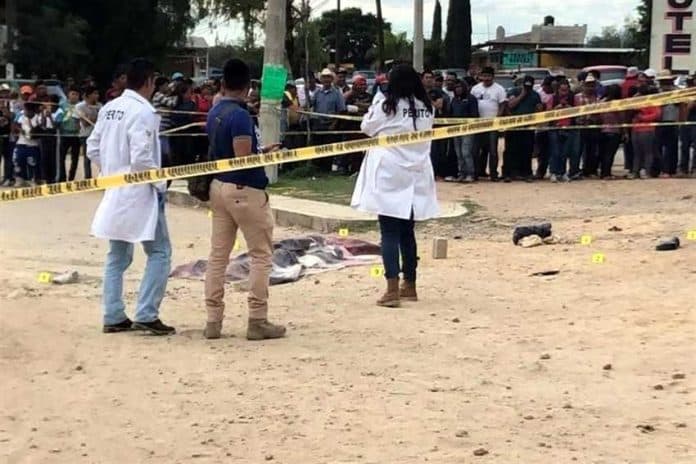 Investigators at the scene of yesterday's lynching in Hidalgo.