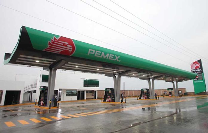 Pemex's new look at a station in Atizapán.