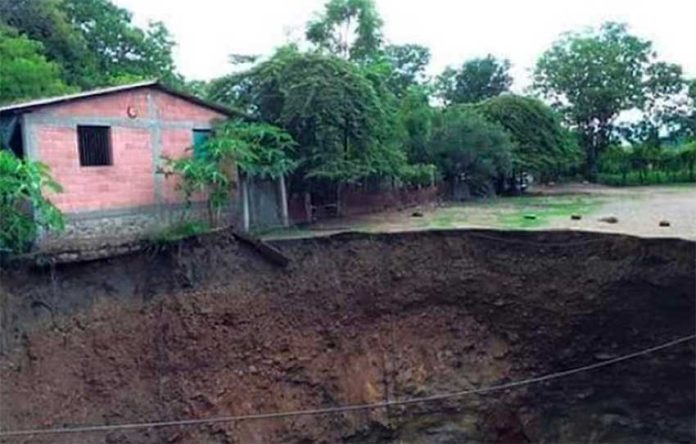 The growing sinkhole in Pinzán Morado.