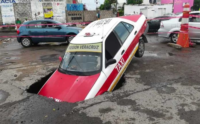 A taxi is swallowed by a sinkhole in Veracruz.