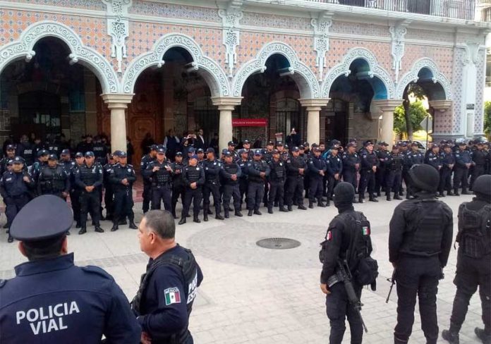 State police watch over disarmed Tehuacán police this morning.