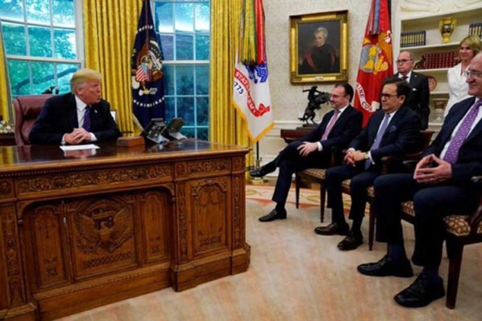 Trump with Mexican negotiating team members Luis Videgaray, Ildefonso Guajardo and Jesús Seade yesterday in the White House.