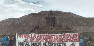 Airport opponents erected a sign in Teotihuacán on Sunday to voice their opposition.