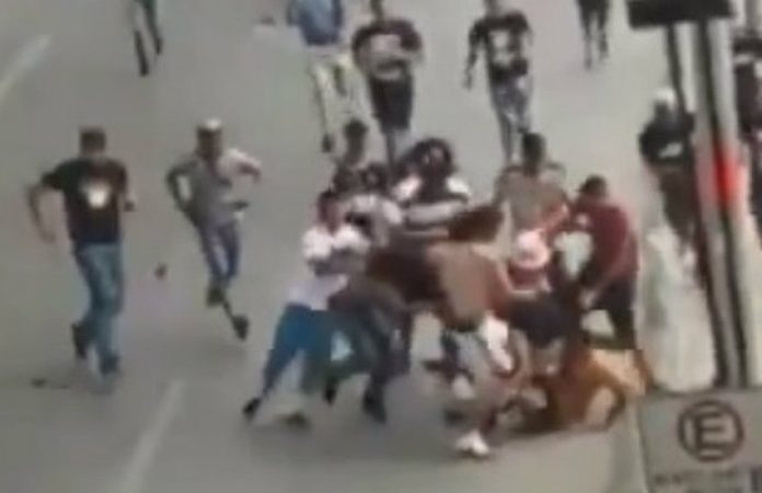 Soccer fans brawl yesterday in Nuevo León.