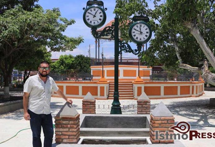 Díaz and Tehuantepec's new clocks.