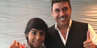 Beach vendor Paco with Elías of Telmex.