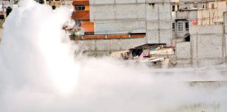 Firefighters and a cloud of gas yesterday in Puebla.