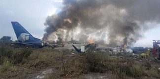 Aeroméxico plane burns after crashing in Durango July 31.