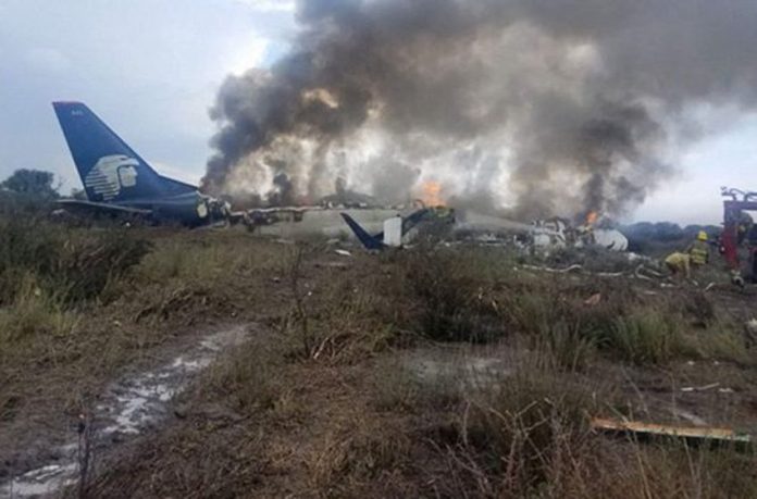 Aeroméxico plane burns after crashing in Durango July 31.