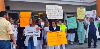 Striking health workers in Tabasco.