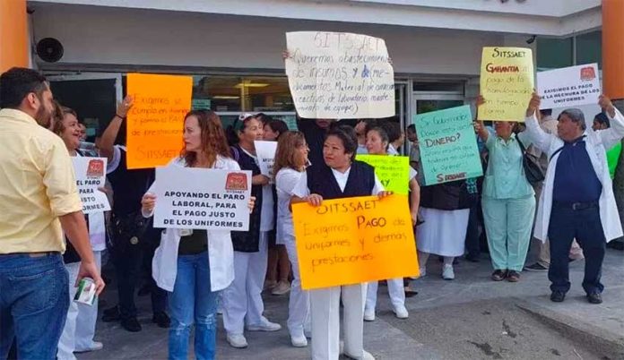 Striking health workers in Tabasco.