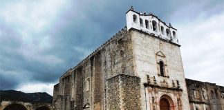 Santos Reyes church in Metztitlán, an example of a religious tourism destination in Hidalgo.