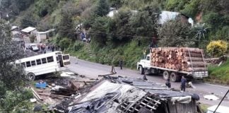 The site of the accident that killed 11 yesterday in Michoacán.